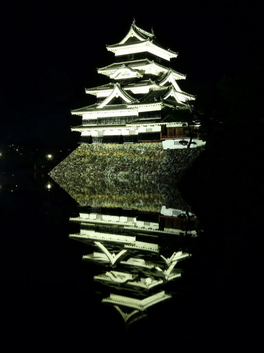 秋の夜の松本城