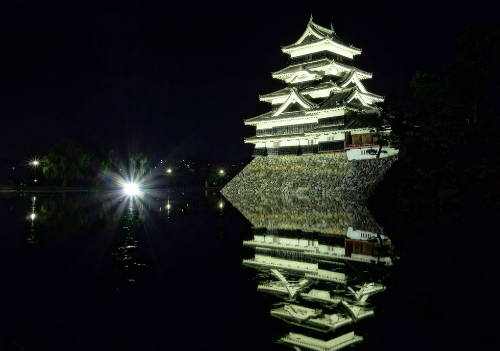 秋の夜の松本城