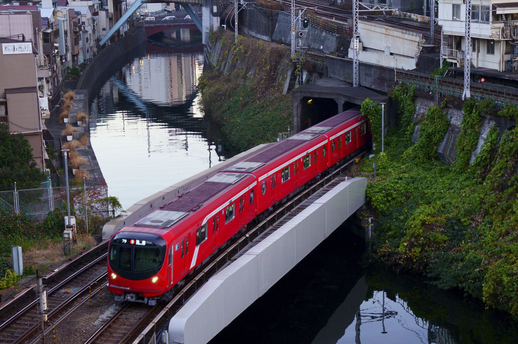 神田川を渡る赤い電車：地下鉄丸ノ内線