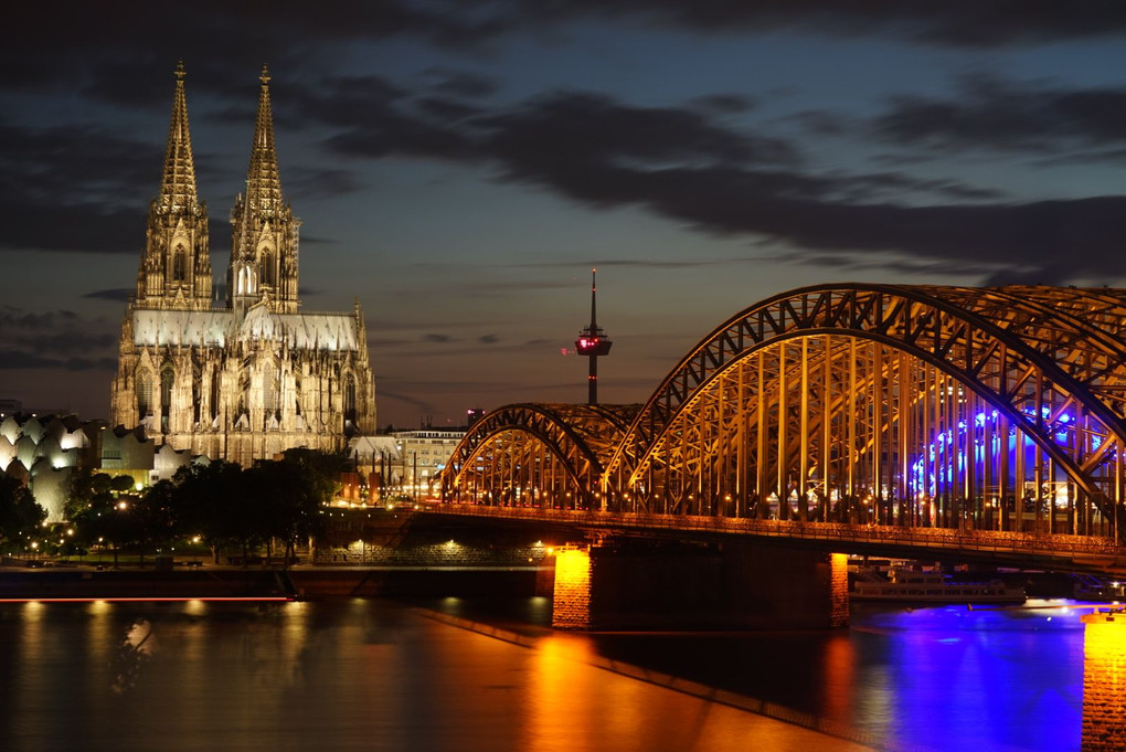 ケルン大聖堂とホーエンツォレルン橋　（ドイツ）