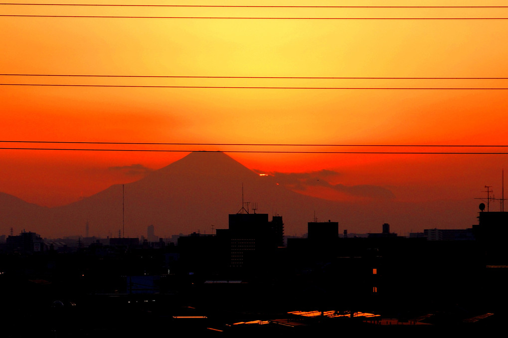 富士山の陰に沈む太陽!!