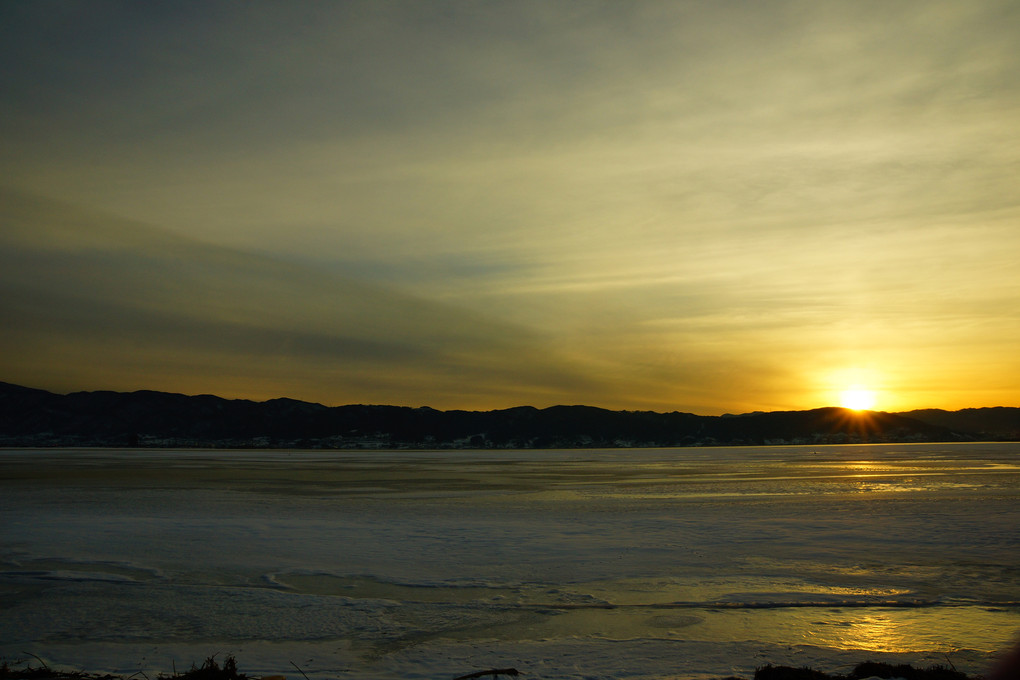 結氷の湖に日が沈み