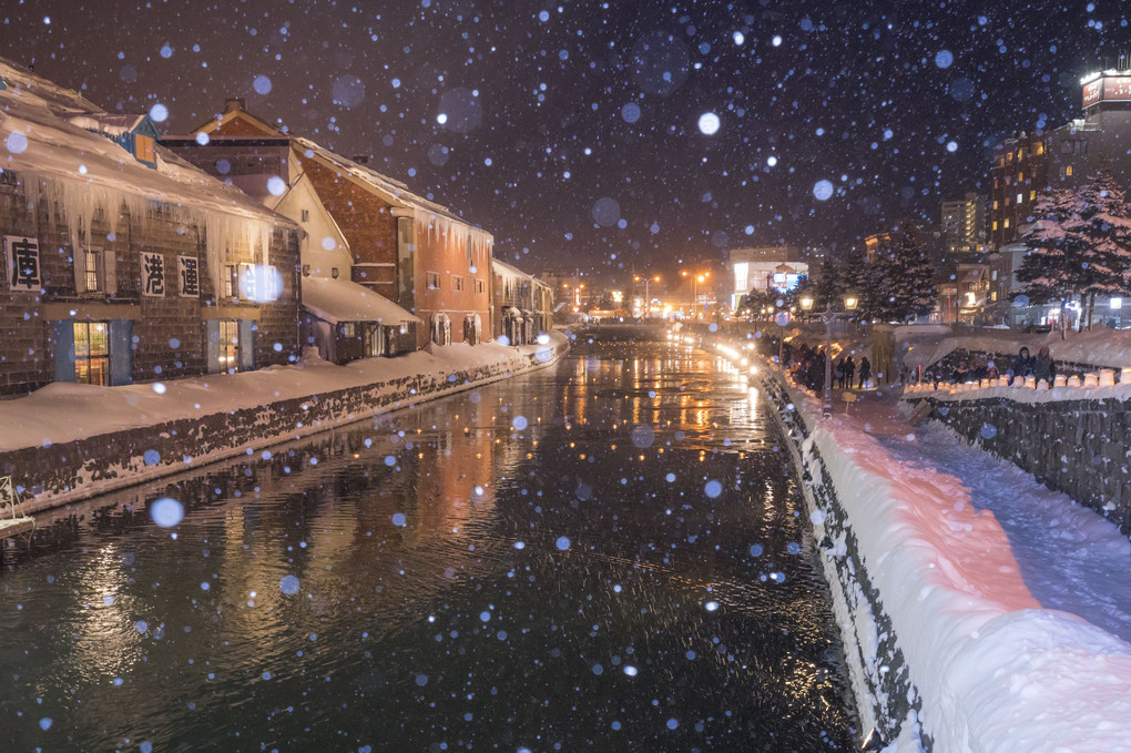 雪降る雪あかりの小樽運河