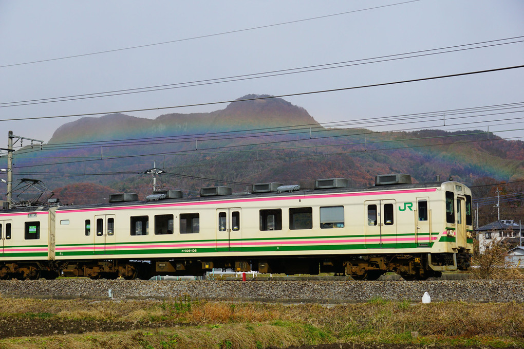 虹とカラフル電車
