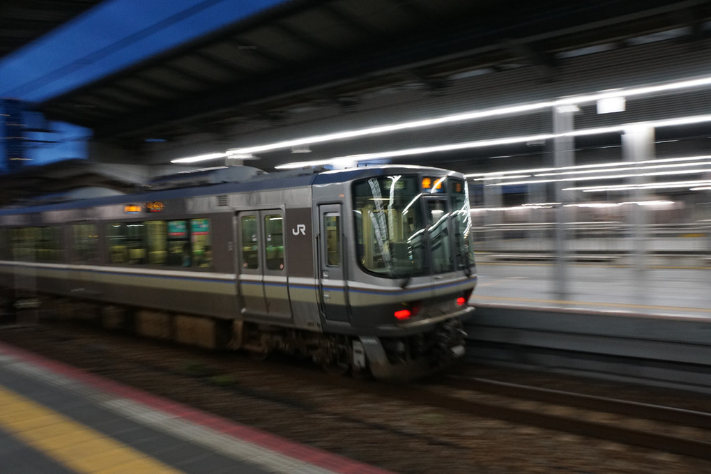 JR大阪駅を走る列車を流し撮り