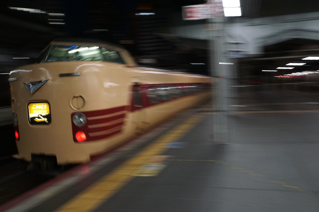 JR大阪駅を走る列車を流し撮り