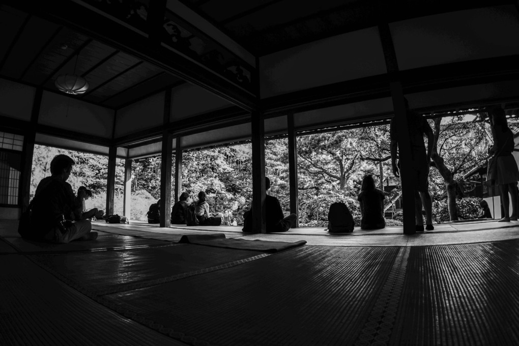 京都・青蓮院門跡　庭園を観る人びと