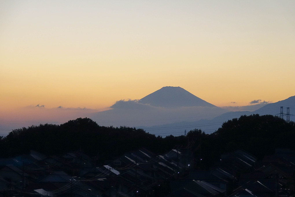 屋根越しの富士