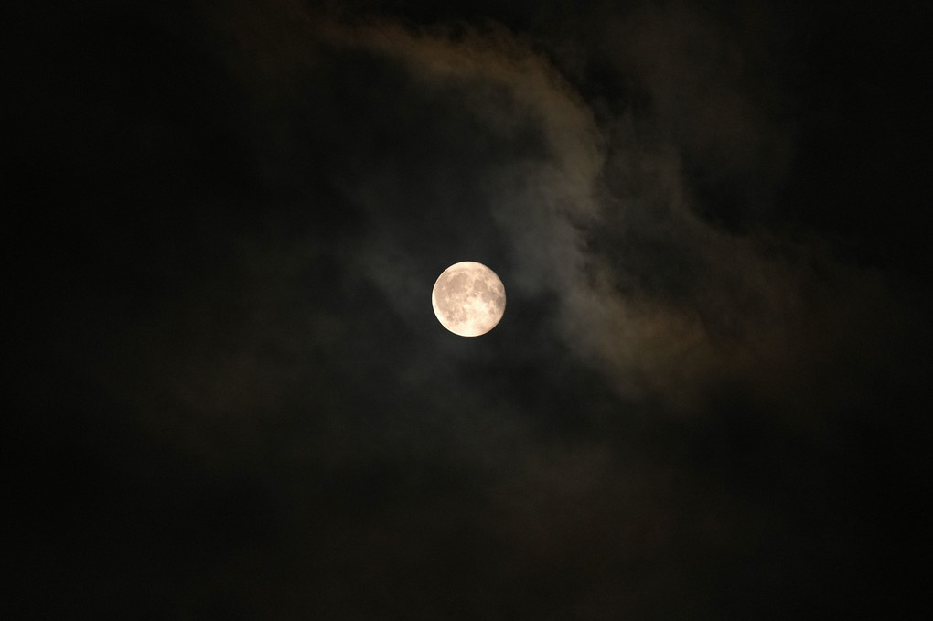 雲の切れ間に浮かぶ満月