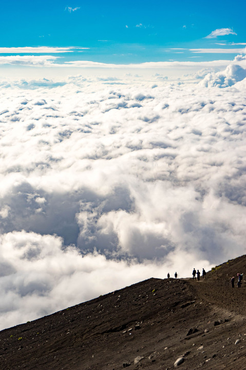 雲の上の登山道
