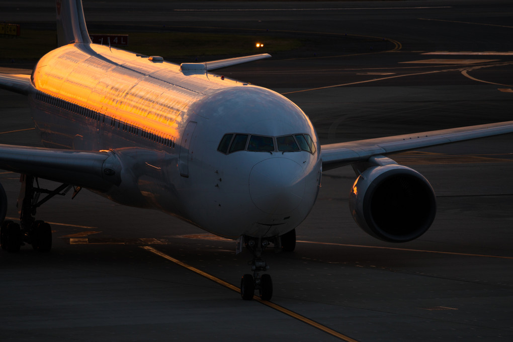 夕焼けに照らされた飛行機