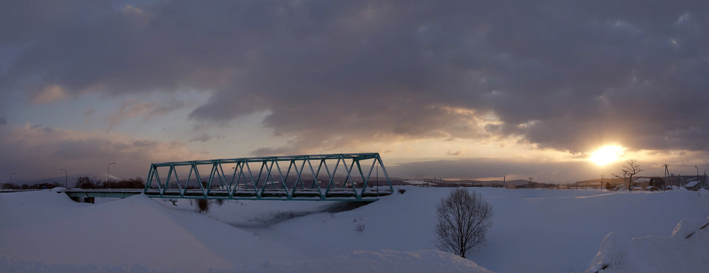 朝陽を待つ橋