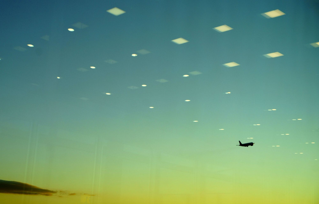 ターミナルの窓から 天井の電灯と飛行機