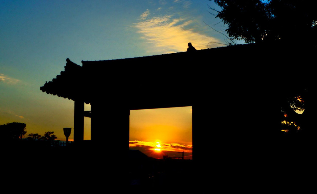 姫路城大手門に夕陽が沈む