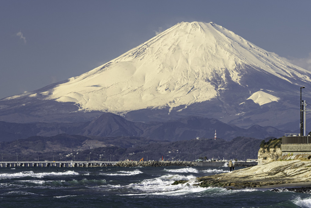 春の荒波と富士山