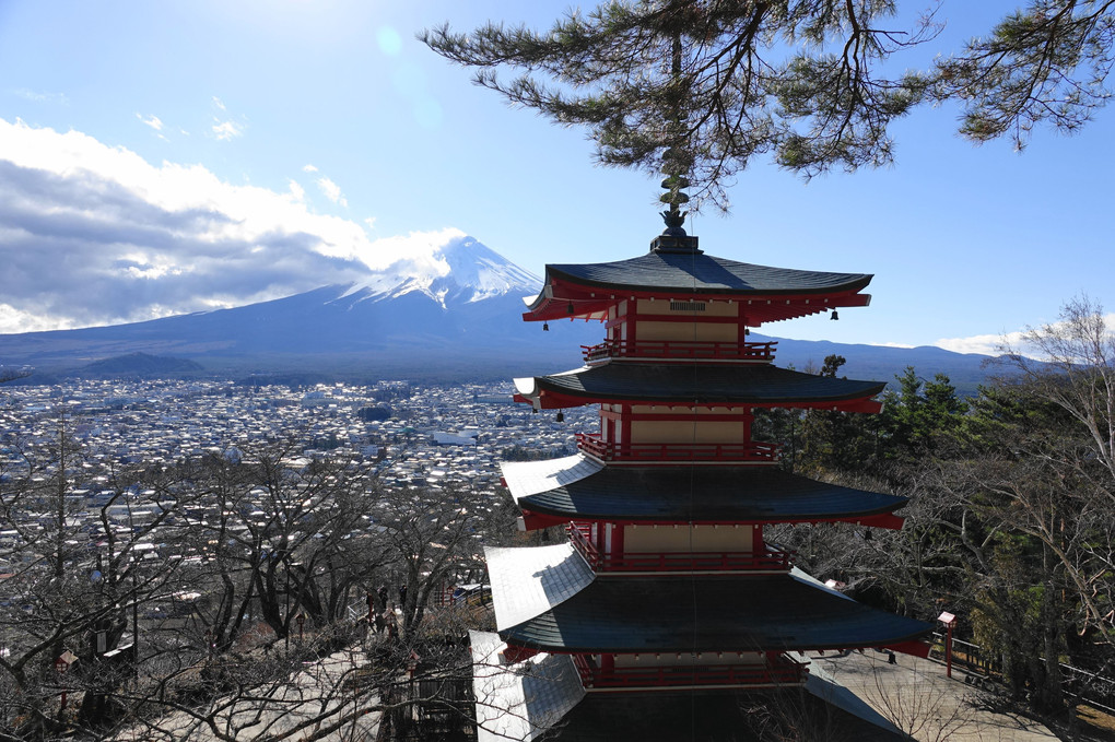 新倉山浅間神社と富士山