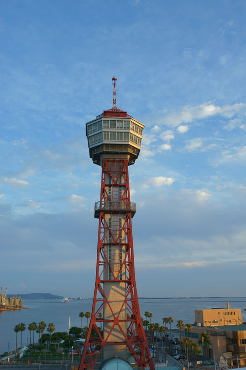 朝日に照らされる、博多ポートタワー