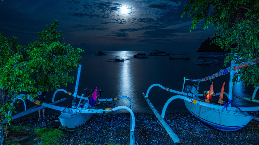 月夜に浮かぶ舟