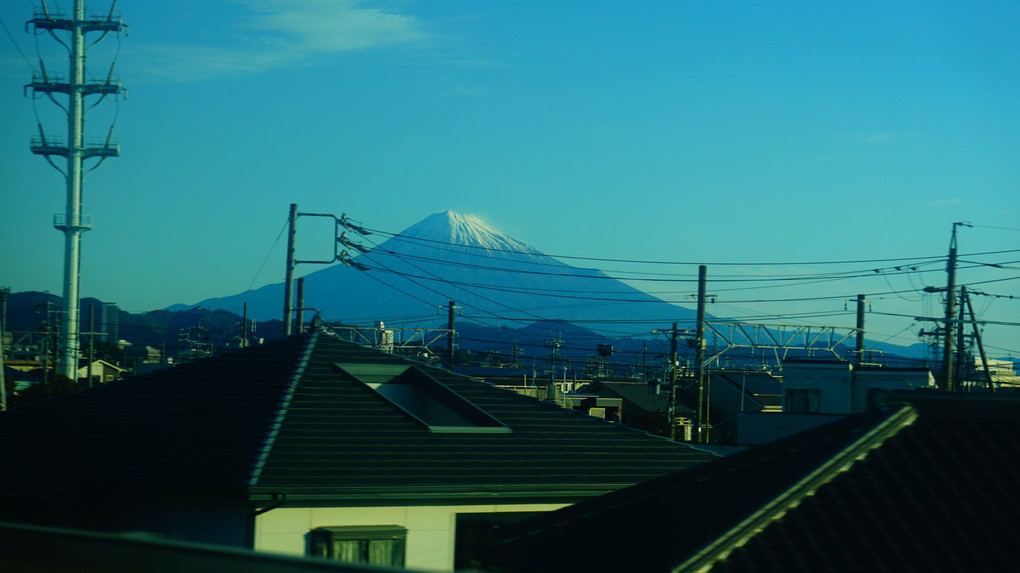 新幹線の車窓から富士を見る