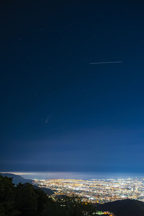 ネオワイズ彗星と人工衛星と日本新三大夜景と