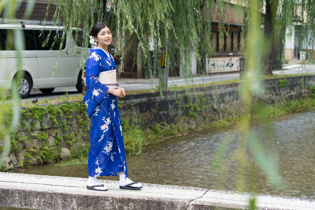 京都一本橋を渡る着物女性