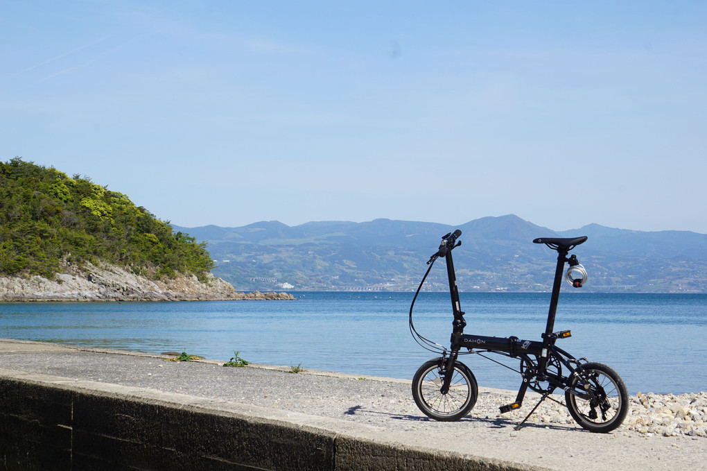 大村湾と折りたたみ自転車