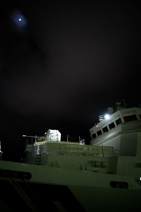 北の極寒海を守る海保艦。月の光に照らされて。