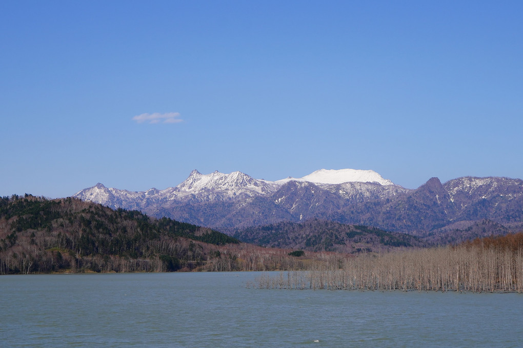 春　夕張岳連峰とシュウパロ湖