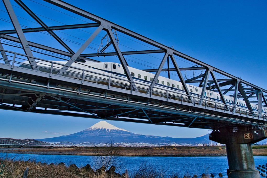 見上げる！東海道新幹線と富士山＠富士川橋梁