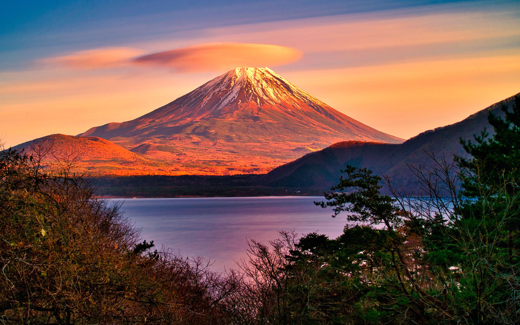 傘雲と夕焼け富士山＠本栖湖
