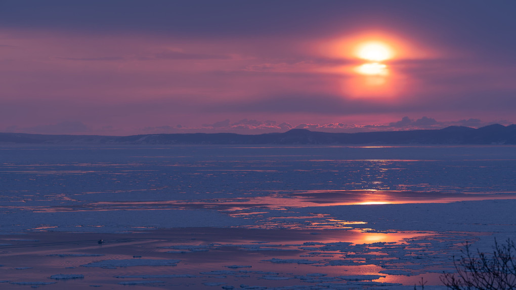 国後から昇る朝日と流氷の海。