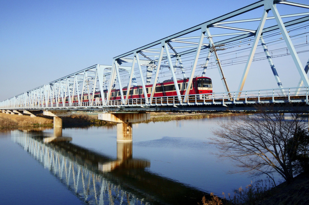 多摩川を渡る京浜急行の赤い電車　＠京急多摩川橋梁
