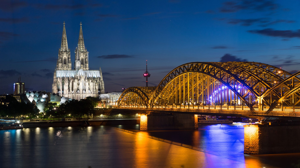 ケルン大聖堂とホーエンツォレルン橋の夜景　（ドイツ）