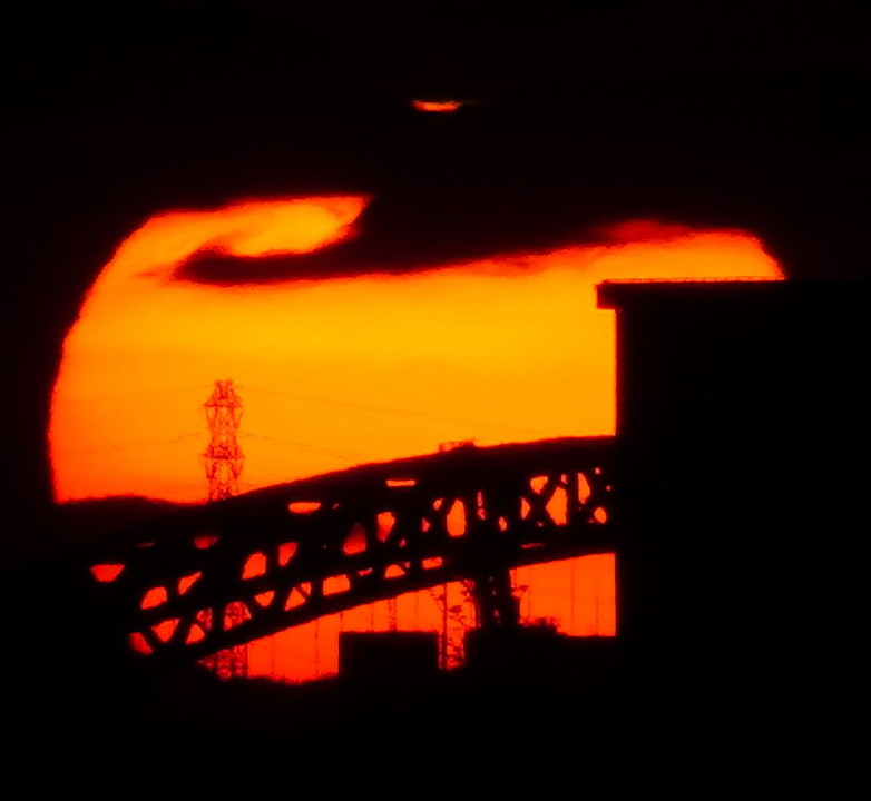 冬の夕日と鉄塔と橋