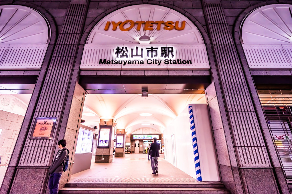 松山市駅の夕景