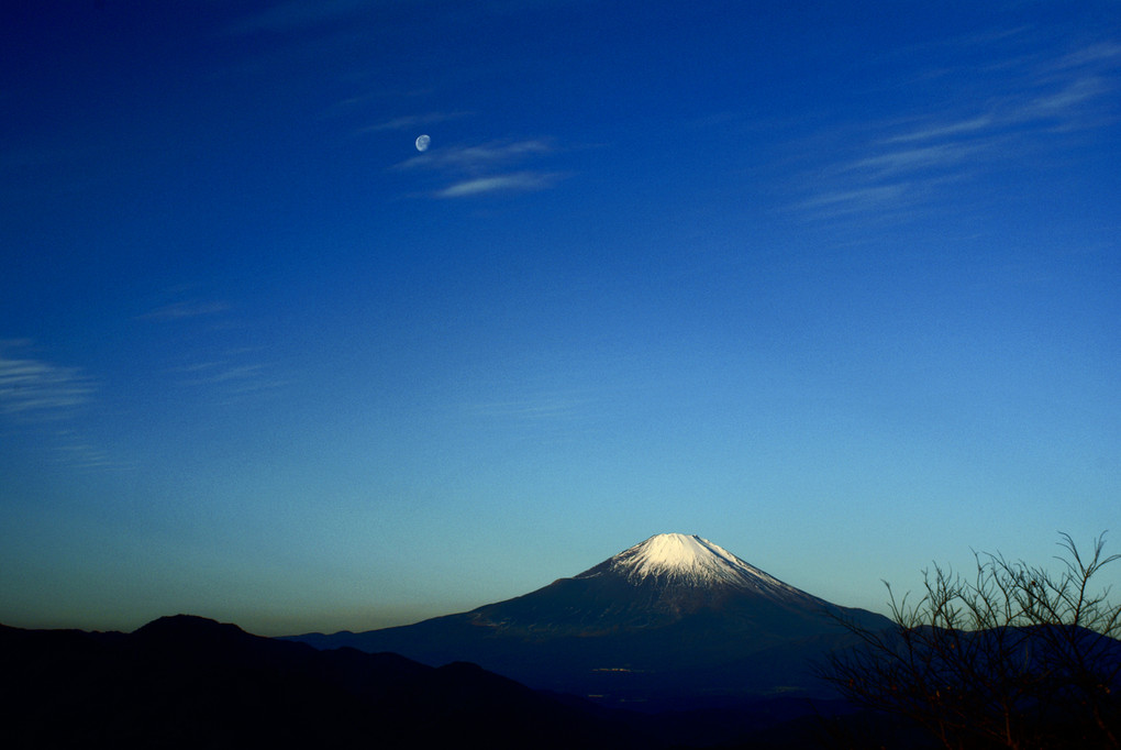 夜明け前の富士山と月と・・・