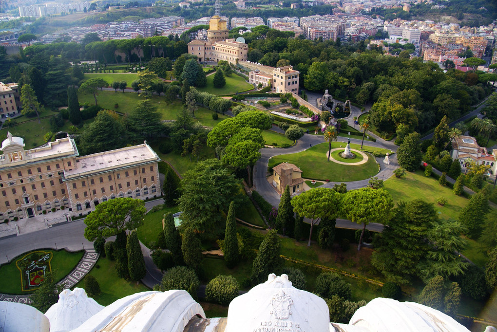 サン・ピエトロ大聖堂のクーポラの屋根の上かヴァチカン庭園を望む
