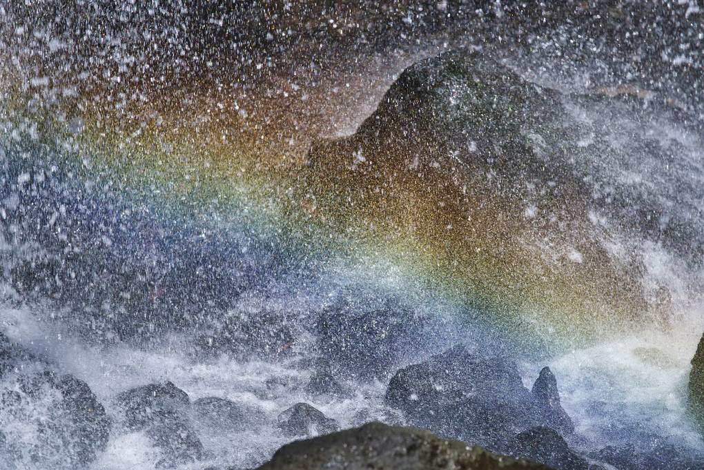 雪解け増水で滝虹満開