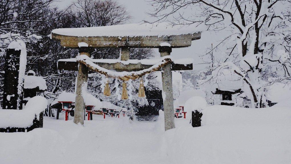 雪降る正月の神社