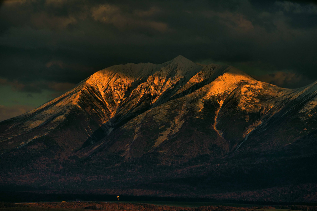 夕陽を浴びる冠雪の山々