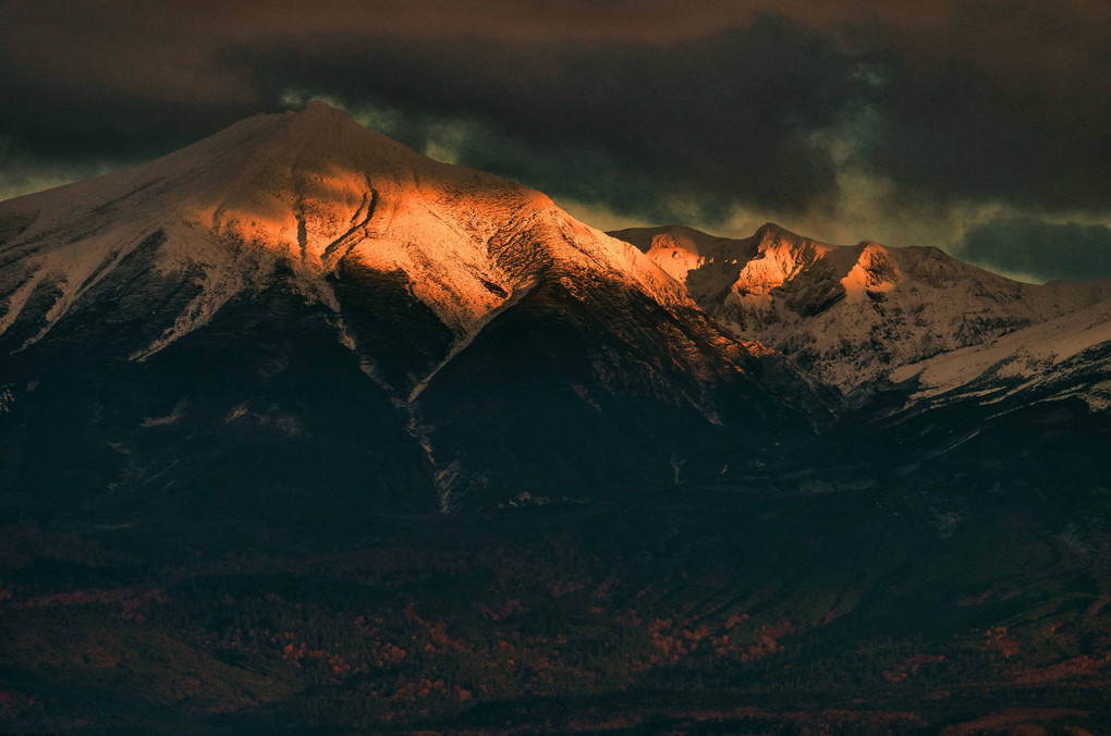 夕陽を浴びる冠雪の山々