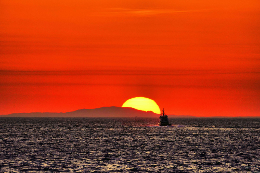 船と夕日