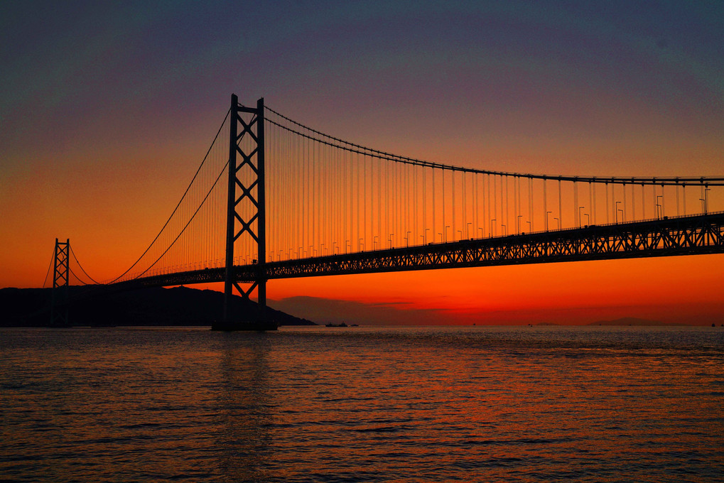 日没後の明石海峡大橋