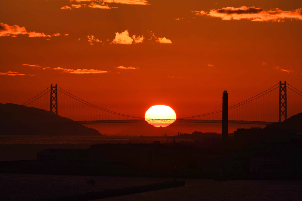 明石海峡大橋と沈みゆく夕日