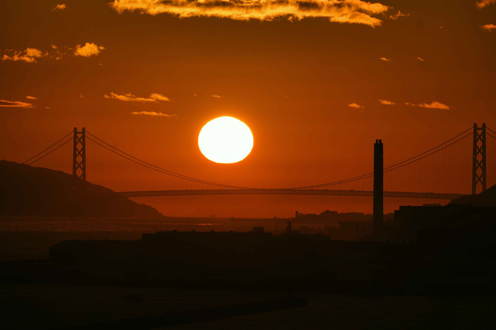 明石海峡大橋と沈みゆく夕日