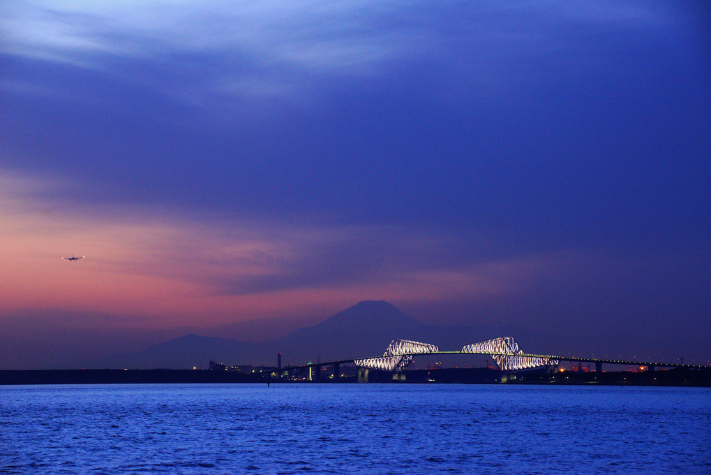 富士山のシルエット、ゲートブリッジと飛行機