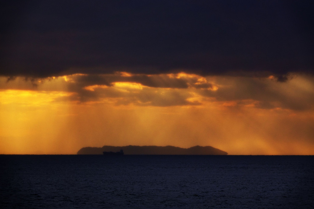 天候が急変した紀淡海峡の夕空