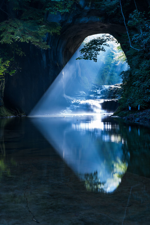 光の奇跡　濃溝の滝