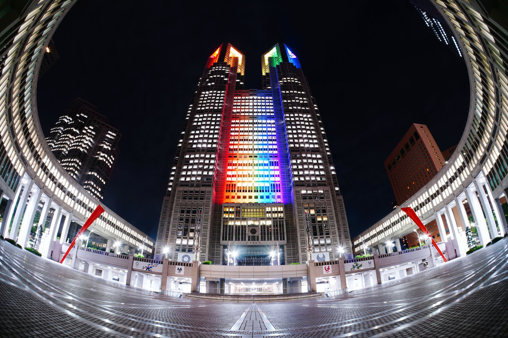 虹色の東京都庁
