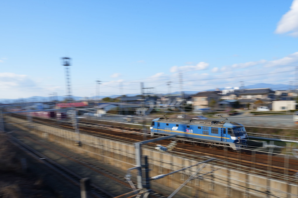青い空に、青い機関車。